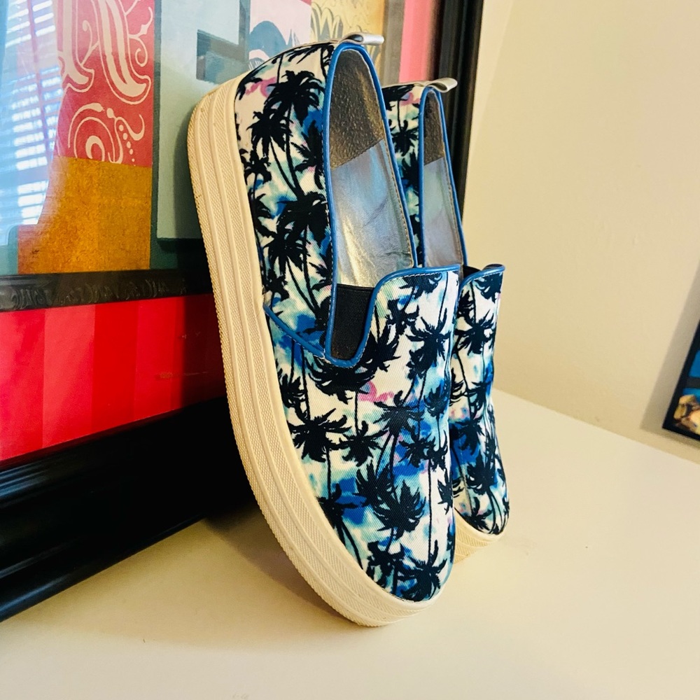 Juicy Couture flats low platform sneaker